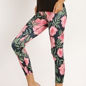 Beyond Yoga crop leggings Protea Vine print. Size XS